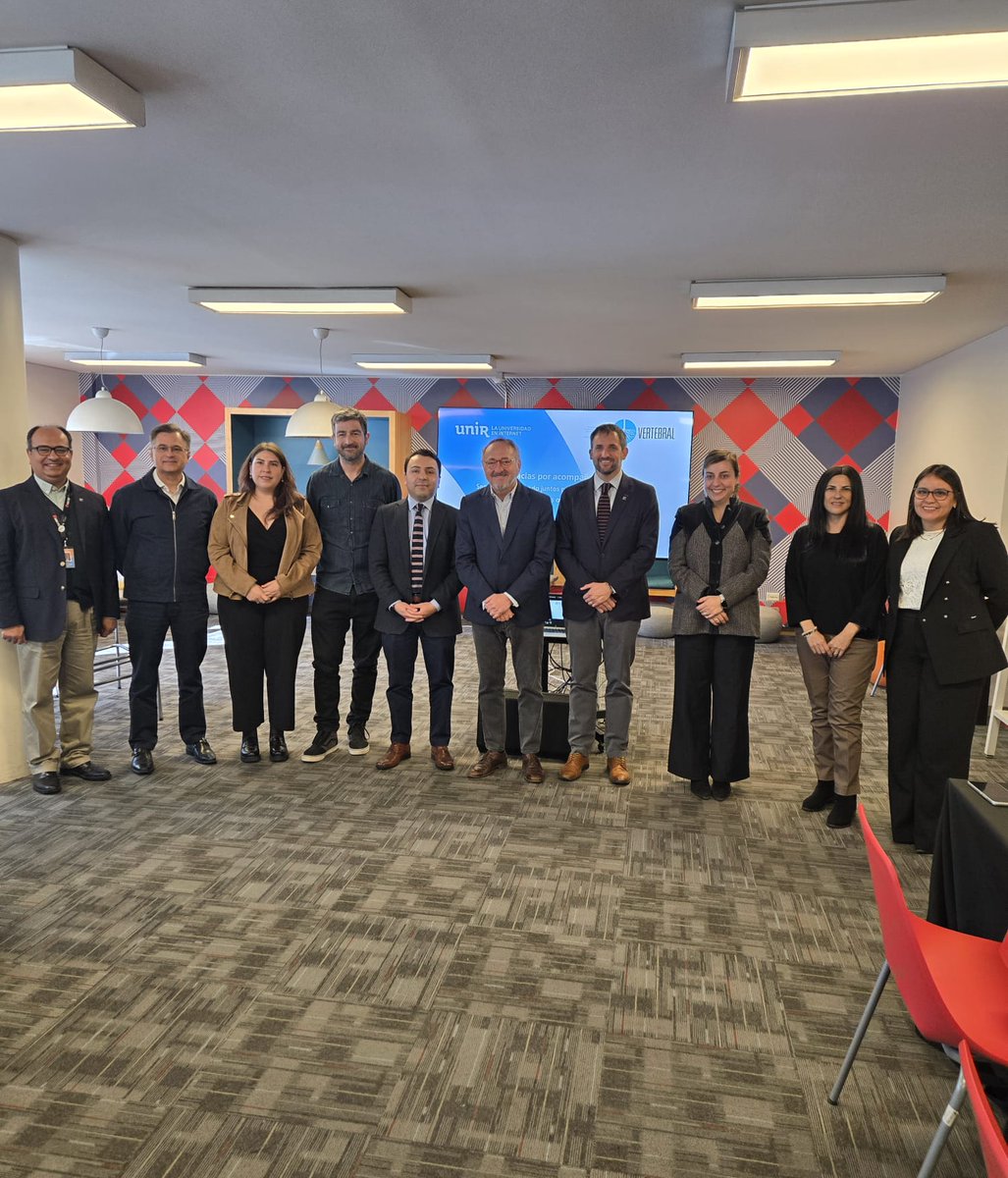 UNIRuniversidad's tweet photo. 🇨🇱🤝Fortaleciendo la colaboración y la internacionalización en la educación superior. 𝗠𝗮𝗻𝘂𝗲𝗹 𝗛𝗲𝗿𝗿𝗲𝗿𝗮 (@HerreraGomez66), Director Académico de Relaciones Internacionales de UNIR, y 𝗞𝗮𝗿𝗹𝗮 𝗖𝗮𝗻𝘁𝗲𝗿𝗼, Directora de RRII de UNIR en Chile, compartieron una jornada de trabajo con el 𝗖𝗼𝗻𝘀𝗲𝗷𝗼 𝗱𝗲 𝗥𝗲𝗰𝘁𝗼𝗿𝗲𝘀 𝗱𝗲 𝗜𝗻𝘀𝘁𝗶𝘁𝘂𝘁𝗼𝘀 𝗣𝗿𝗼𝗳𝗲𝘀𝗶𝗼𝗻𝗮𝗹𝗲𝘀 𝘆 𝗖𝗲𝗻𝘁𝗿𝗼𝘀 𝗱𝗲 𝗙𝗼𝗿𝗺𝗮𝗰𝗶𝗼́𝗻 𝗧𝗲́𝗰𝗻𝗶𝗰𝗮 𝗮𝗰𝗿𝗲𝗱𝗶𝘁𝗮𝗱𝗼𝘀 (@VertebralChile), y representantes de sus instituciones asociadas, celebrada en INACAP (@inacapinos), Sede Apoquindo (@inacapapoquindo).

🏛️ La jornada contó con la participación de 𝗝𝘂𝗮𝗻 𝗖𝗹𝗮𝘂𝗱𝗶𝗼 𝗘𝘀𝗰𝗼𝗯𝗮𝗿, Secretario Ejecutivo de Vertebral; 𝗦𝗶𝘂 𝗬𝗶𝗻 𝗔𝗻𝗱𝗿𝗲𝗮𝗻𝗶, Subdirectora Académica; 𝗡𝗶𝗰𝗼𝗹𝗮́𝘀 𝗩𝗮𝗹𝗱𝗶𝘃𝗶𝗲𝘀𝗼 (@nicovaldivieso), Vicerrector de INACAP Sede Apoquindo, y autoridades de las instituciones asociadas a Vertebral.

🎓 Durante el encuentro, UNIR presentó el convenio con Vertebral y sus beneficios, y se abordaron nuevas oportunidades de formación, continuidad de estudios e internacionalización para las comunidades educativas de sus instituciones asociadas.

🌍 Un espacio para estrechar vínculos y seguir avanzando en nuevas vías de colaboración entre UNIR, Vertebral y sus instituciones socias en Chile.

#UNIR #Vertebral #INACAP #EducaciónSuperior #Internacionalización #Vinculación #CooperaciónAcadémica