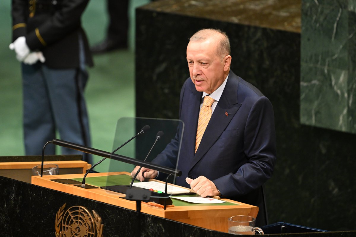 anadoluajansi's tweet photo. Cumhurbaşkanı Erdoğan, Birleşmiş Milletler 81. Genel Kurulu’na hitap etti

— Filistin Devlet Başkanı Sayın Abbas üst üste iki yıldır bu salonda yer alamıyor. Filistinli kardeşlerimize yönelik bu haksızlık vicdanları yaralamaktadır

— (BM Genel Kurulu) Sayın Abbas bizzat bulunamasa da bizler tıpkı geçen yıl olduğu gibi özgür ve egemen Filistin Devleti'nin sesi olacağız

— Bugün bir kez daha Filistin Devletini henüz tanımamış tüm ülkeleri bu kararlarını gözden geçirmeye davet ediyorum

— Gazze bugün sadece dünyanın en büyük çocuk kabristanı değildir, aynı zamanda dünyada en yüksek çocuk ampute oranına sahip bölgedir

— Gazze çağımızın en insanlık dışı, en utanç verici temerküz kampıdır

— Batı Şeria'da yerleşimci terörünün en ağır dönemi yaşanıyor. Kudüs'te Müslüman ve Hristiyanların kutsal mekanlara erişimi engelleniyor

— Karşımızda öldürmeye doyamayan soykırımcı bir zihniyet var. Yüreğinde insanlık, merhamet olan insaf ve vicdan sahibi kimse bu tabloya gözlerini kapatamaz

— 81 yıl önce barış ve güvenliği korumak için kurulan BM görevini icra edemez hale gelmiş, daha doğrusu getirilmiştir. Teşkilat kan kaybetmeye devam etmektedir

 — Güvenlik Konseyi 'Dünya 5'ten büyüktür ilkesine' göre mutlaka reforme edilmelidir

— Filistin'de, Lübnan'da, Sudan'da umutlarını BM'ye bağlayanlar hayal kırıklığı içindedir.Bir gün herkes insanlığın ortak vicdanına sığınmak zorunda kalacaktır

— (BM) 190'dan fazla ülkenin iradesinin 5 ülkenin keyfine bağlı olduğu bir yapı kabul edelim ki ne adildir ne de güveni tam manasıyla tesis edebilir

— Uluslararası hukukun güçlüye farklı zayıfa farklı uygulandığı mevcut anlayışı değiştirmek zorundayız. Yapanın yanına kar kaldığı sistem çürümeye mahkumdur

— Pakistan ve Suudi Arabistan'la kurduğumuz Savunma İttifakı ile aramızdaki dayanışmayı perçinliyor, sorunlara bölge içerisinden çözümler üretmeyi amaçlıyoruz

— Suriye'nin güvenli, huzurlu bir ülke olma hedefine ilerlediğini görüyoruz. Bu yolculuklarında kardeş Suriye halkının yanında olmaya devam edeceğiz

— Rusya-Ukrayna savaşının Ukrayna'nın egemenliği ve toprak bütünlüğü sağlanarak sona ermesi samimi arzumuzdur

— Karadeniz'de ticari gemilere yönelik son saldırıların kim tarafından yapılırsa yapılsın kabul edilemez olduğunu bilhassa vurguluyorum

— Kıbrıs Türk halkının egemen eşitliği ve eşit uluslararası statüsü tescil edilmeli, maruz bırakıldığı gayriinsani izolasyon artık son bulmalıdır

— Uluslararası toplumu, Kuzey Kıbrıs Türk Cumhuriyeti'ni tanımaya ve bu devletle siyasi, diplomatik ve ekonomik ilişkiler tesis etmeye davet ediyorum

— Filistin Devleti'ni boğma girişimleri hüsrana uğrayacaktır. 1967 sınırlarında, başkenti Doğu Kudüs olan Filistin'in vücut bulacağı güzel günleri göreceğiz

— Hürmüz Boğazı'nda seyrüsefer serbestisinin korunması gerektiğine inanıyoruz

— Türkiye gelişen savunma sanayisiyle şoklara karşı dirençli ekonomisiyle çatışmaların ortasında adeta bir istikrar adası olmayı sürdürmektedir

— Türkiye'nin güvenlik mimarisinin dışında bırakıldığı bir Avrupa'nın daha güçlü, daha güvenli olması açık söylüyorum mümkün değildir

— Libya'da istikrar ve sükunetin korunması önceliğimizdir. Gündemdeki uzlaşı sürecinin, Libyalıların liderliği ve sahipliğinde yürütülmesi zaruridir

— Bir tarafta tonlarca yemeğin çöpe atıldığı, diğer tarafta yüz milyonlarca insanın çöpten yemek topladığı bir dünyada adaletten bahsedilemez

— Küresel cinsiyetsizleştirme politikaları aile kurumuyla çocukları da hedef alan kuşatmaya dönüştü. Bunu kadın-erkekten oluşan aileyi koruyarak kırabiliriz

— Tayyip Erdoğan olarak, büyük bir milletin Cumhurbaşkanı olarak, Rabbim ömür verdikçe, bu kürsüden mazlumların hakkını savunmaya, sesi olmaya devam edeceğim

— Biz gerekirse sıkıntı çekeriz gerekirse bedel öderiz ama haksızlık karşısında susmayız, zulme asla rıza göstermeyiz

https://t.co/Rv8qZkjx0P