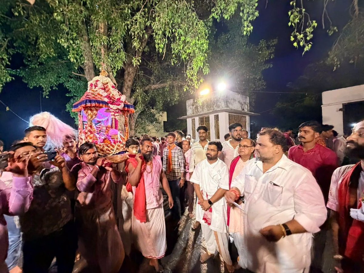 dgurjarofficial's tweet photo. जल झूलनी ग्यारस के पावन उपलक्ष्य पर आस्था व भक्ति के केंद्र श्री चारभुजा नाथ धाम, कोटड़ी पहुंचकर “जल झूलन महोत्सव” में सहभागिता की और भगवान चारभुजा नाथ जी के दर्शन कर क्षेत्र की सुख-समृद्धि और जनकल्याण की कामना की व श्रद्धालुओं से रामा-श्यामा की और जल झूलनी ग्यारस की शुभकामनाएं प्रेषित कीं। 

आप सभी के अपार स्नेह के लिए आभार।🙏