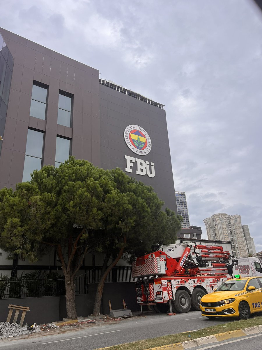 fener_ali_'s tweet photo. Her an, her gün bu armayı göreceğim artık.
Fenerbahçe Üniversitesi, Ataşehir Küçükbakkalköy’de bulunan eski Novada AVM’nin binasına taşınıyor. İnşallah tamamı Fenerbahçe’ye geri kazandırılacak.
Ali Koç ve zihniyetinin kaybettirdiği bazı kurumlarımızdan. 
#AzizYıldırım 🙏 https://t.co/NvhkgNOFH3