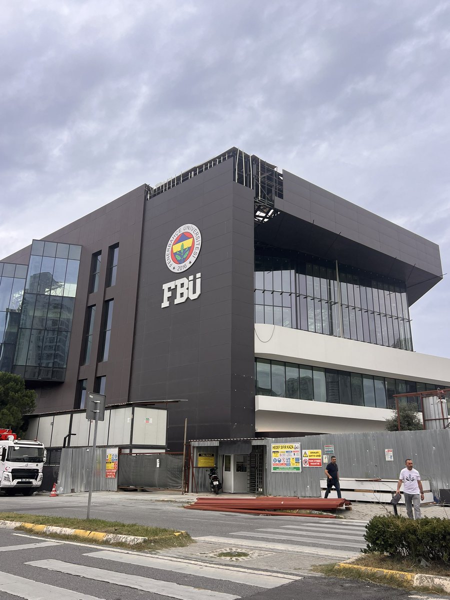 fener_ali_'s tweet photo. Her an, her gün bu armayı göreceğim artık.
Fenerbahçe Üniversitesi, Ataşehir Küçükbakkalköy’de bulunan eski Novada AVM’nin binasına taşınıyor. İnşallah tamamı Fenerbahçe’ye geri kazandırılacak.
Ali Koç ve zihniyetinin kaybettirdiği bazı kurumlarımızdan. 
#AzizYıldırım 🙏 https://t.co/NvhkgNOFH3