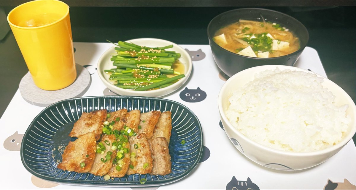 tmo_ky's tweet photo. 今日の晩メシは

自家製だれのネギサラダ
人参とごぼうのみそ汁
自家製だれで豚バラ焼いたやつ

でした。

ネギは美味い。 https://t.co/xbKpmJiv9a