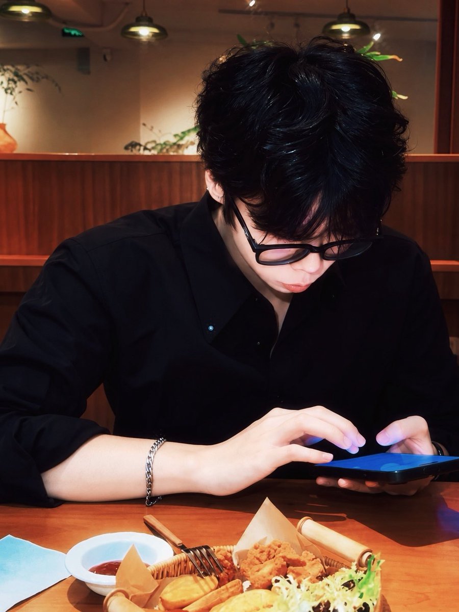 Domsvii's tweet photo. 小狗守则第一条：我抽左脸
就得贴上来说右脸也要 #wlw #le #dom https://t.co/k8Uxuc8hzV