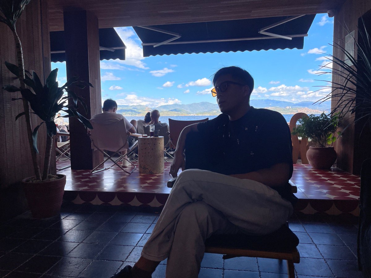 AleenFullmfa's tweet photo. Just left the hidden coastal café at golden hour—warm coffee, salt in the air, and a view that made my phone wait. 10/10 for slow travel wins ， https://t.co/fQsG0445Kq