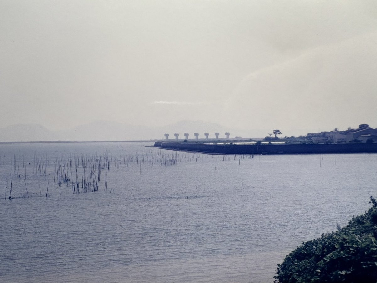 rokube_ko's tweet photo. 1998年夏
長崎本線•小長井〜長里
駅間歩行
前年に締切りが行われた有明湾塩受け堤防を望む。
俗に言うギロチン。

#ロクビー庫九州 https://t.co/amdYuzToU0