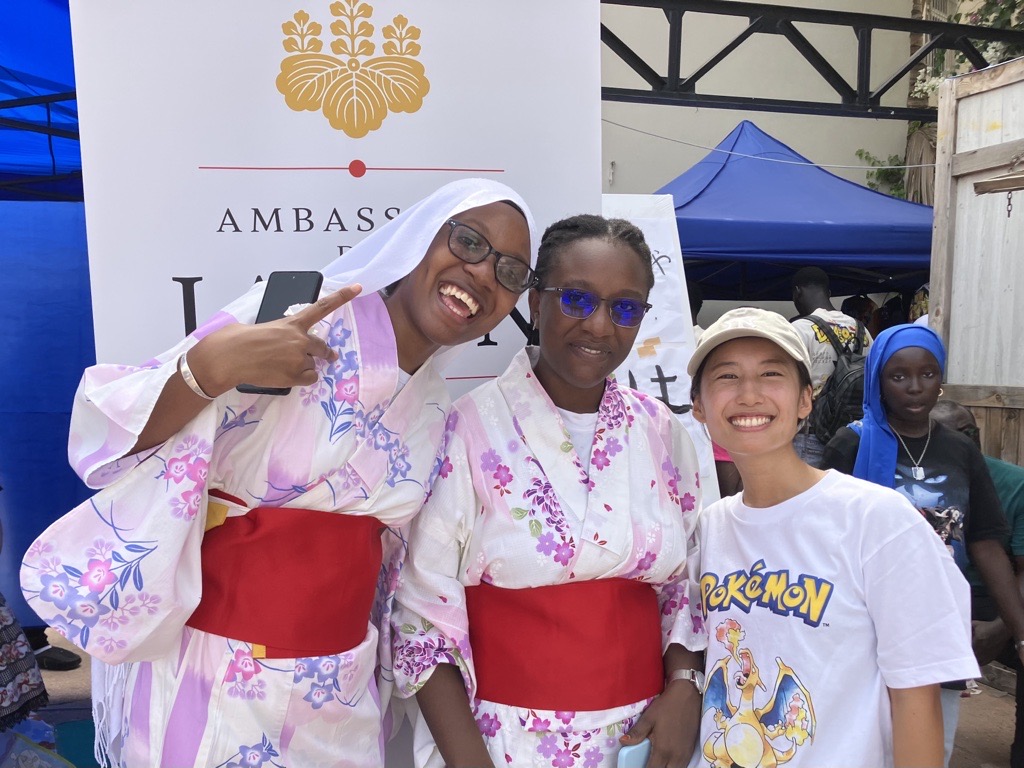JapanEmbSenegal's tweet photo. Le 19 septembre, l'Ambassadeur AKAMATSU Takeshi a participé au Festival de pop-culture japonaise « La 7e édition de Matsuri Dakar » qui s'est tenu à Dakar.
https://t.co/pi9gqbJYRM https://t.co/ptmBtS0RrG