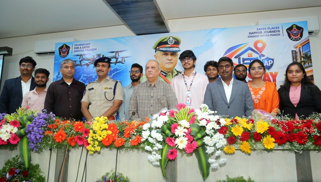 APPOLICE100's tweet photo. 🚔 Technology-Driven Policing for a Safer Andhra Pradesh

Bringing police services closer to the public, while strengthening safety, security, and public confidence, the Andhra Pradesh Police Department is introducing advanced, technology-driven policing initiatives (1/7) https://t.co/OhhsPBtBPJ