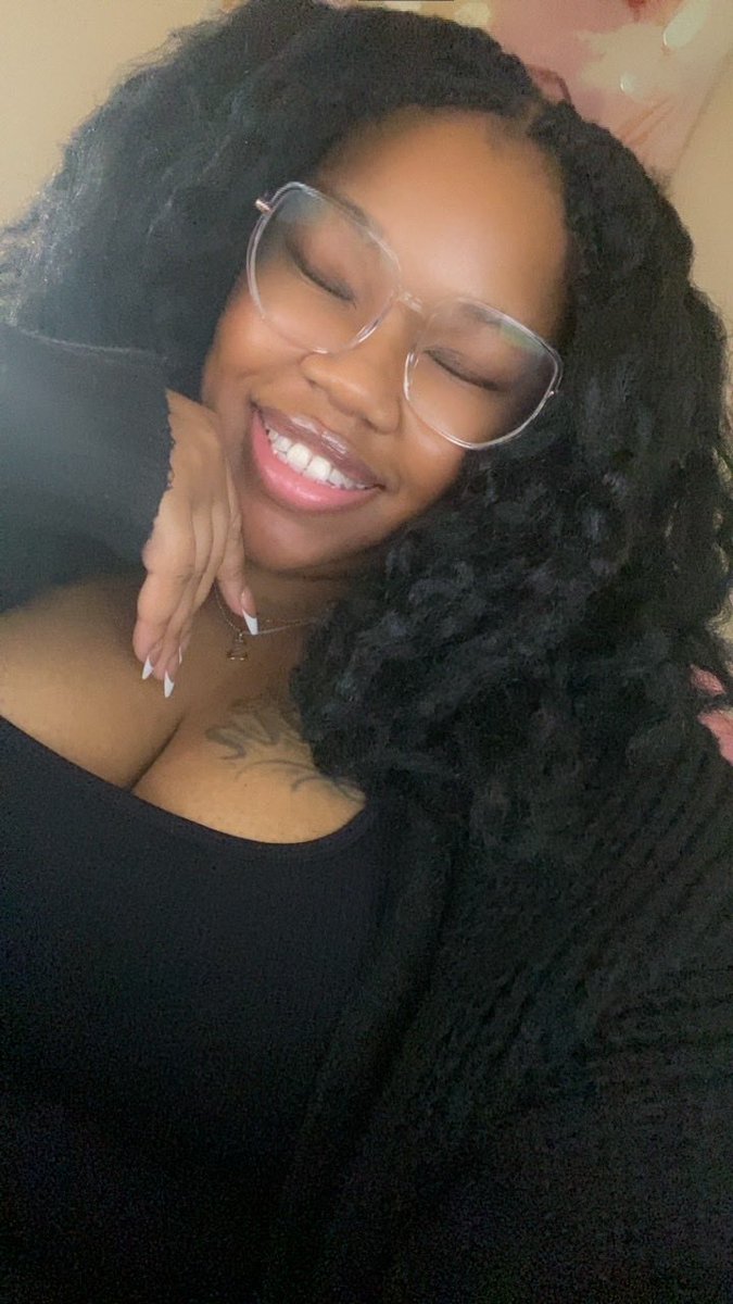 BrownGirlMonet's tweet photo. I smell amazing.. and that’s what matters. https://t.co/O1HTnvjFJG