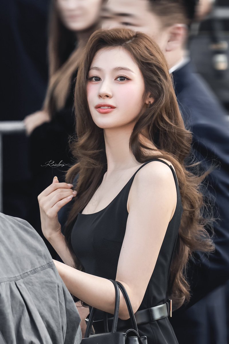 rainbow_BQ_1229's tweet photo. 260922 HAPPY PRETTY GIRL

To everyone posting my pics, could you please add the hashtags too? 🥹🙏

#twice #PradaSS27xSANA
#PradaxSANA #SANA #サナ #사나 https://t.co/hUgmZ3zYmg