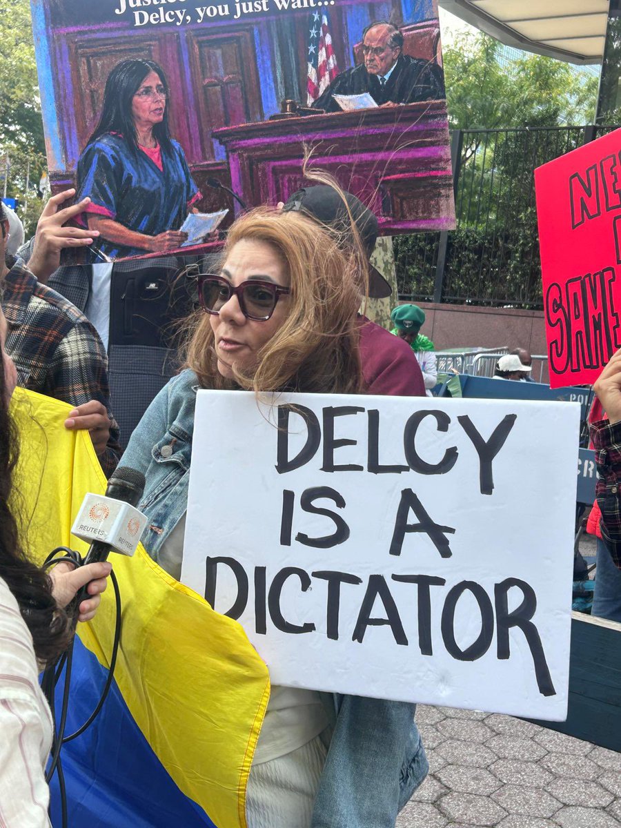 VenEsVenezuela's tweet photo. Venezolanos en Nueva York rechazan la participación de Delcy Rodríguez en la Asamblea General de la ONU.

Delcy es ilegitima y una violadora de los DD.HH . 
Fuera y dentro de Venezuela queremos elegir, queremos votar.

Delcy = Maduro.
#SonLosMismos https://t.co/jiNy0c9KaN