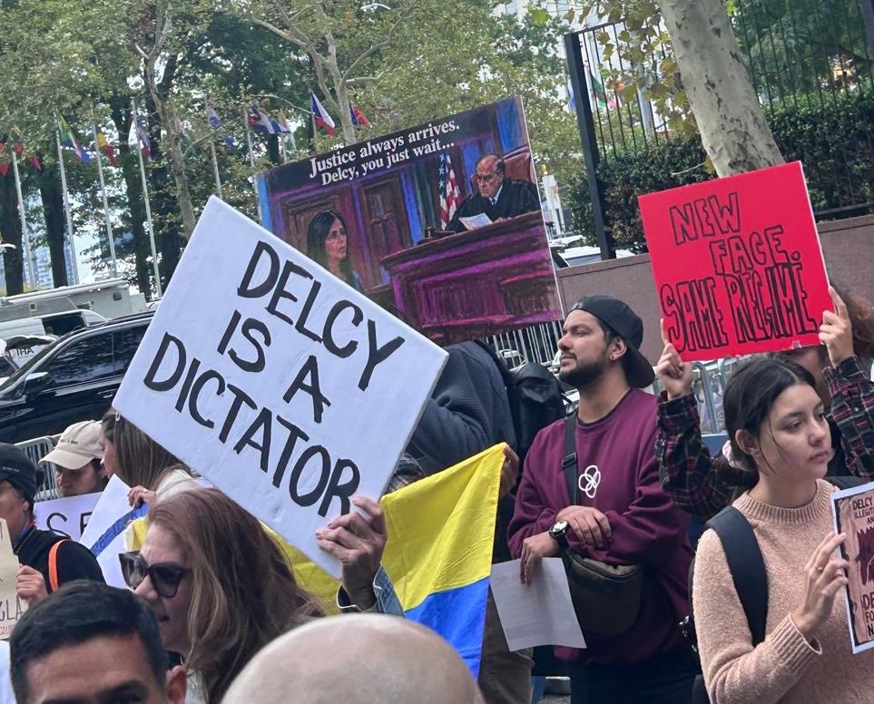 MundoConVzla's tweet photo. Delcy Rodríguez ➡️ heredera de Nicolás Maduro. 
Ilegítima, miembro del Cartel de los Soles y violadora de ddhh. 

📸 Venezolanos  🇻🇪 en Nueva York se concentran en rechazo a la presencia de Delcy Rodríguez en la Asamblea General de la ONU. https://t.co/mY9toLrvEv