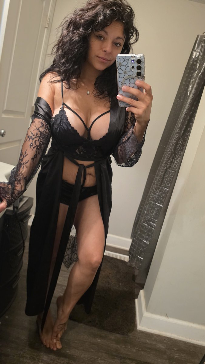 MidwestAltMylf's tweet photo. Silk and lace 🖤 
Forever my favorite combo https://t.co/TcQlt8mbL1