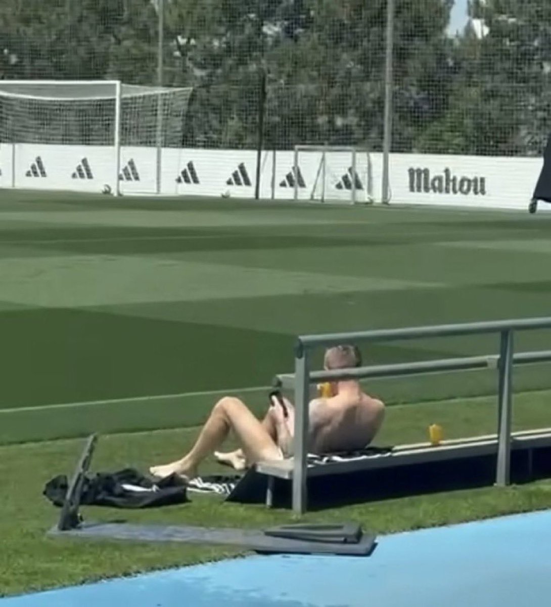 Mas__RM's tweet photo. Kroos anunció su retiro y luego se sentó al sol tomando su zumo de naranja mientras leía todos los comentarios de los madridistas suplicándole que se quedara. 

Es realmente un psicópata. https://t.co/twq0jbfQIs