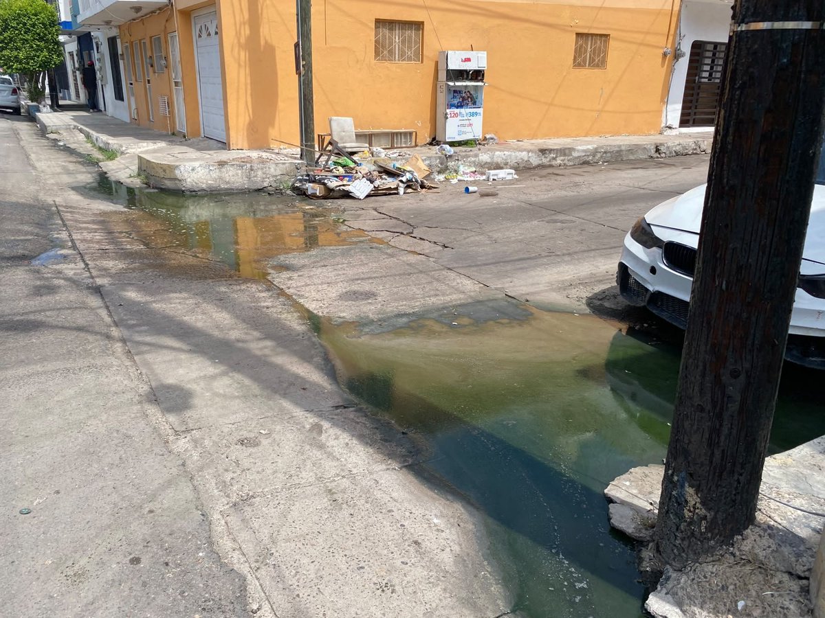 JesusColio's tweet photo. @AytodeMzt @JUMAPAM 
Desde 2 meses, aguas pestilentes invaden las calles del centro de la ciudad sobre la Benito Juárez entre Alejandro Quijano y malecón.
Los vecinos dicen que el agua desciende desde Aquiles Serdán Pero desconocen si es drenaje o agua sobrante de las changueras. https://t.co/sB3vsK5xB3