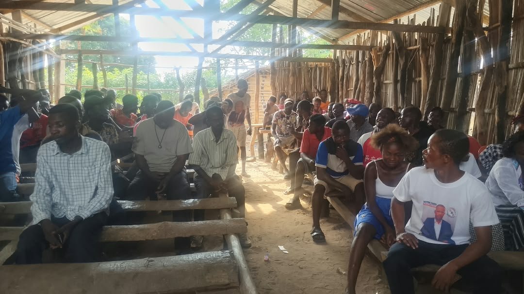 PlamediKetenge's tweet photo. Kwamouth : après le retour progressif de la paix dans cette partie du Maï-Ndombe, les communautés de Kinsele affichent leur volonté de participer davantage à la vie politique et au développement de leur contrée.

À cette occasion, plusieurs représentants communautaires annoncent leur adhésion à l’Alliance des Paysans, des Ouvriers et de la Classe Moyenne pour un Développement durable (APOCM). Ils expriment également leur souhait de voir l’honorable David Bisaka Kezeza jouer un rôle central dans la représentation et l’accompagnement des populations de Kinsele.

Cette mobilisation traduit, selon les participants, une volonté de renforcer la cohésion, la participation citoyenne et la recherche de solutions aux préoccupations locales.

#Kwamouth #Kinsele #APOCM #MaiNdombe