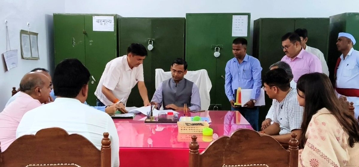 DMmahoba's tweet photo. आज वीर भूमि जनपद महोबा में कोषागार पहुंचकर, जिलाधिकारी के रूप में पदभार ग्रहण किया।
  *प्रशासनिक कार्यों के साथ-साथ, विकास कार्यों को गति देना मुख्य प्राथमिकता होगी। जन-समस्याओं का समयबद्ध निस्तारण और शास��� की जनकल्याणकारी योजनाओं का लाभ समाज के अंतिम व्यक्ति तक पहुँचाने के लिए निरंतर प्रयास किए जाएँगे।
​#Mahoba #UttarPradesh #PublicService #GoodGovernance
@UPGovt @InfoDeptUP @CMOfficeUP @BoardofRevenue @Commbanda1997 @ChiefSecyUP @ceoup