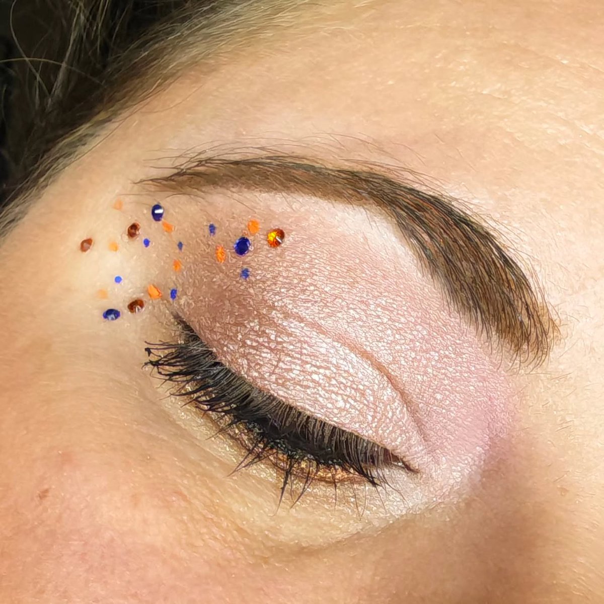 IanKozatek's tweet photo. [Éclat Pop]

A soft, delicate look with a touch of color to brighten the makeup. Luminous nude shades enhanced with subtle touches of electric blue, orange, and gold for an elegant, original, and vibrant result. Because makeup can be subtle while https://t.co/5YiaWsHWr9