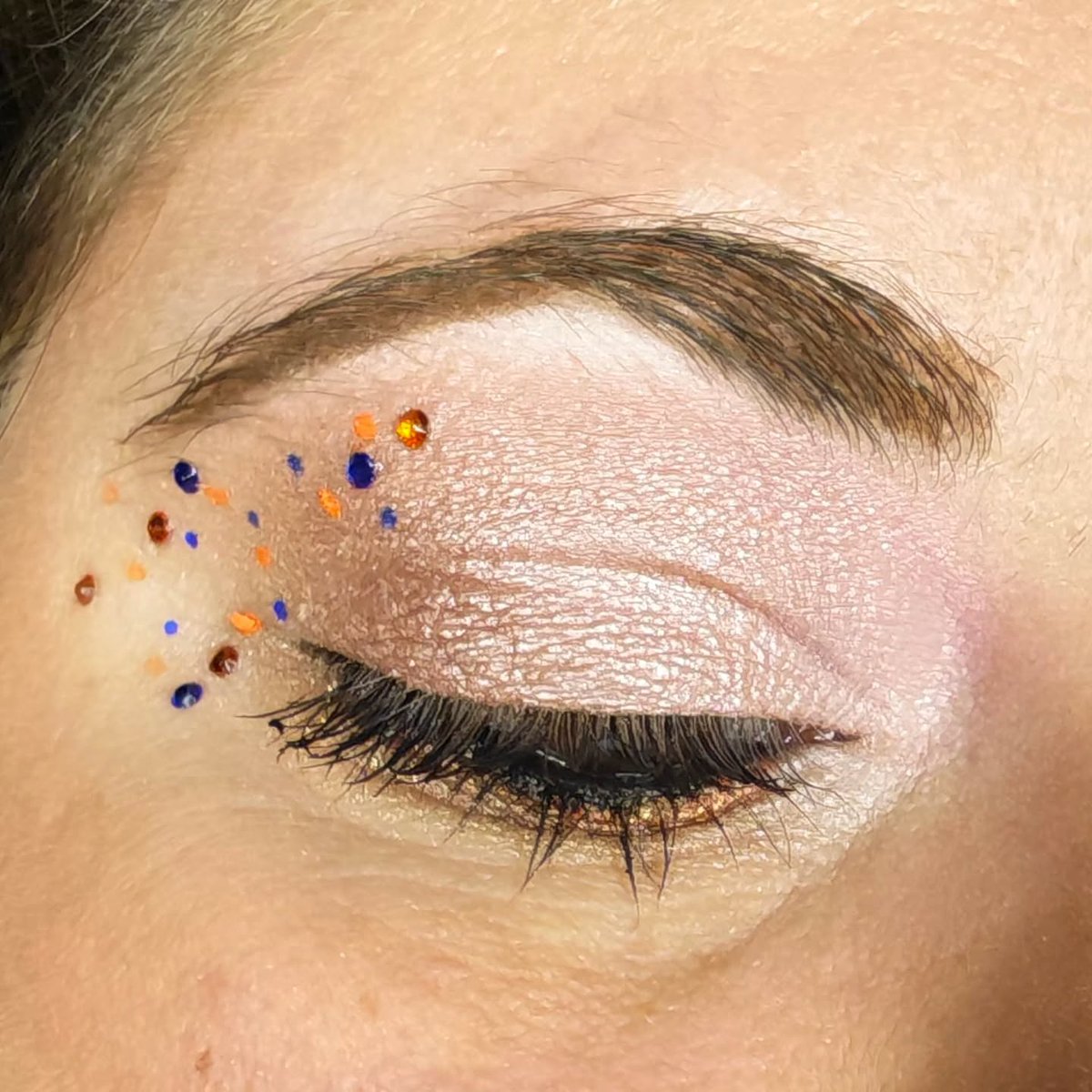 IanKozatek's tweet photo. [Éclat Pop]

A soft, delicate look with a touch of color to brighten the makeup. Luminous nude shades enhanced with subtle touches of electric blue, orange, and gold for an elegant, original, and vibrant result. Because makeup can be subtle while https://t.co/5YiaWsHWr9