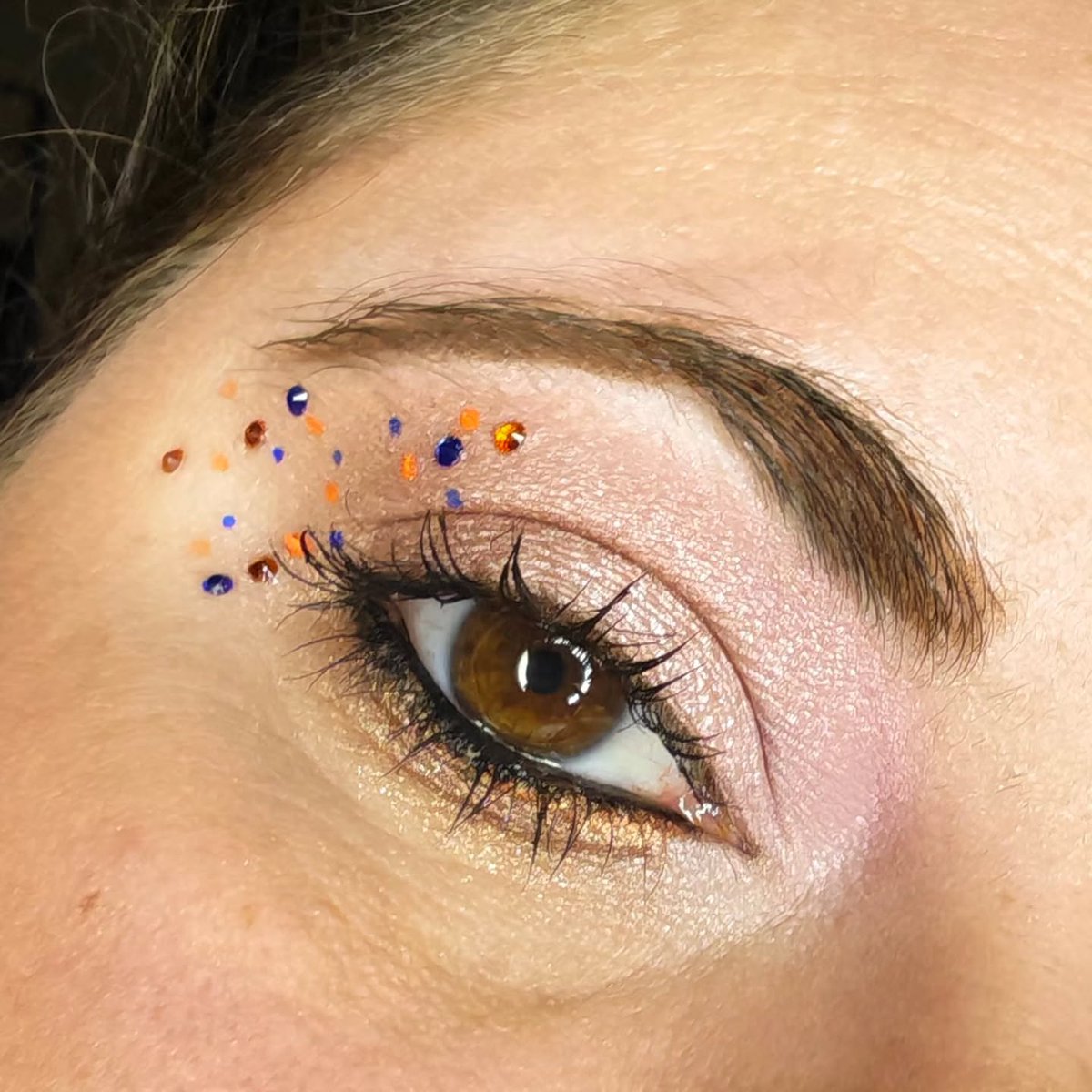 IanKozatek's tweet photo. [Éclat Pop]

A soft, delicate look with a touch of color to brighten the makeup. Luminous nude shades enhanced with subtle touches of electric blue, orange, and gold for an elegant, original, and vibrant result. Because makeup can be subtle while https://t.co/5YiaWsHWr9