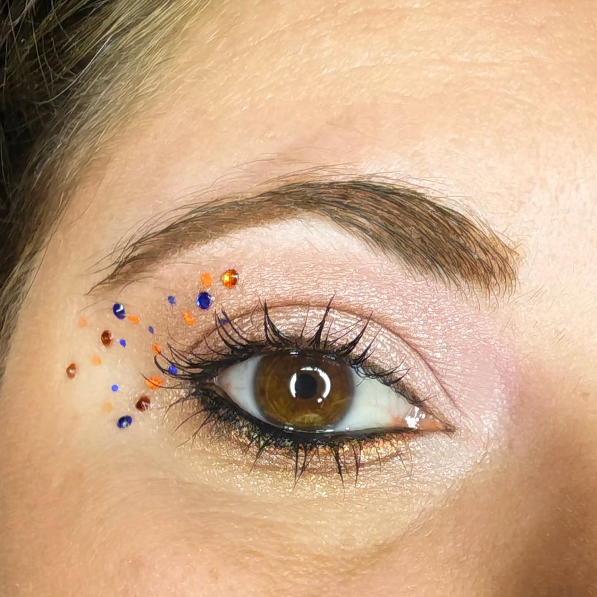 IanKozatek's tweet photo. [Éclat Pop]

A soft, delicate look with a touch of color to brighten the makeup. Luminous nude shades enhanced with subtle touches of electric blue, orange, and gold for an elegant, original, and vibrant result. Because makeup can be subtle while https://t.co/5YiaWsHWr9