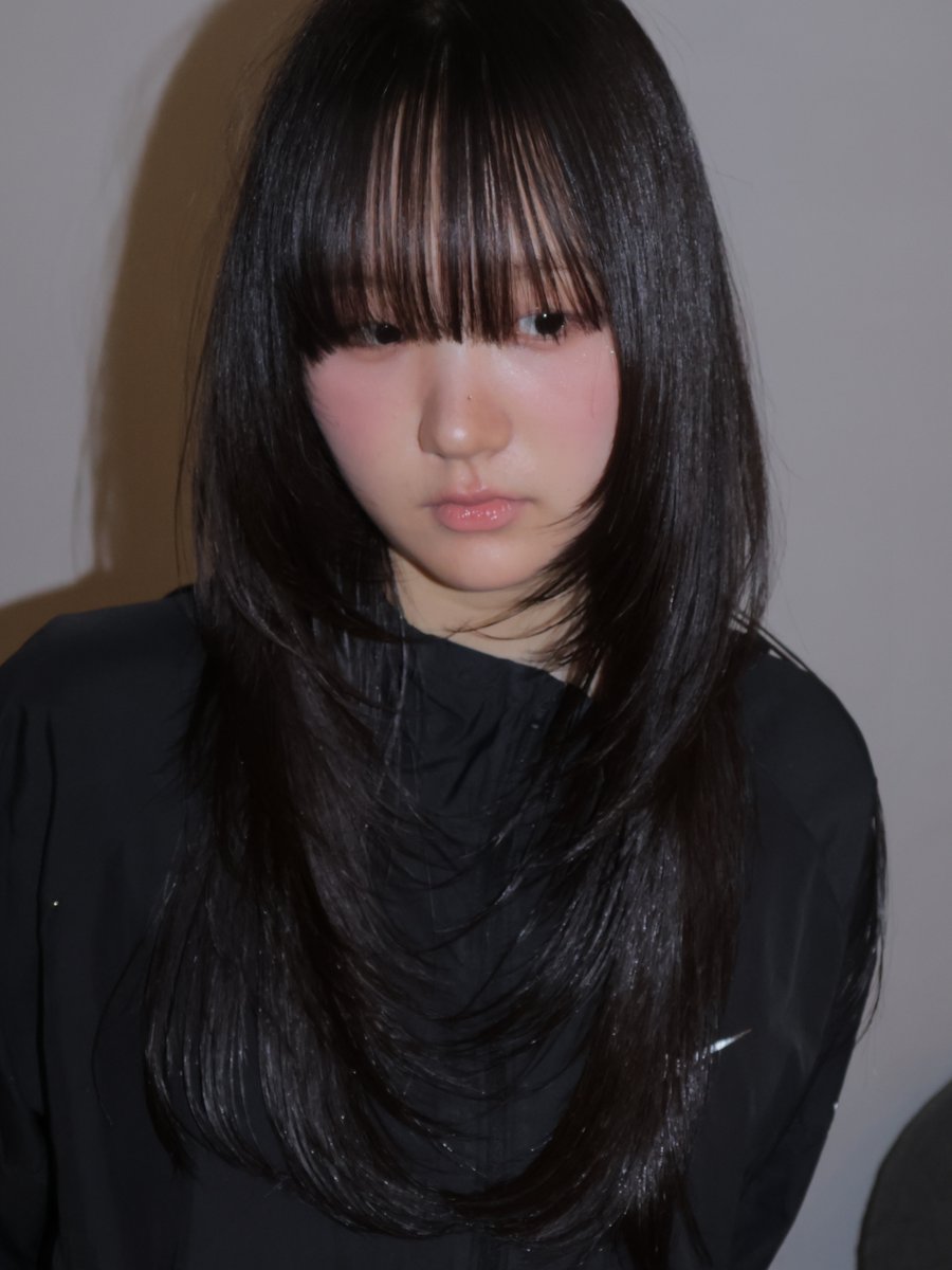 Christophehw2r's tweet photo. A long layered cut that feels light overall, with naturally flowing ends. Calm yet effortlessly chic—long, cascading hair paired with soft layers. https://t.co/JcbBQUdbPF