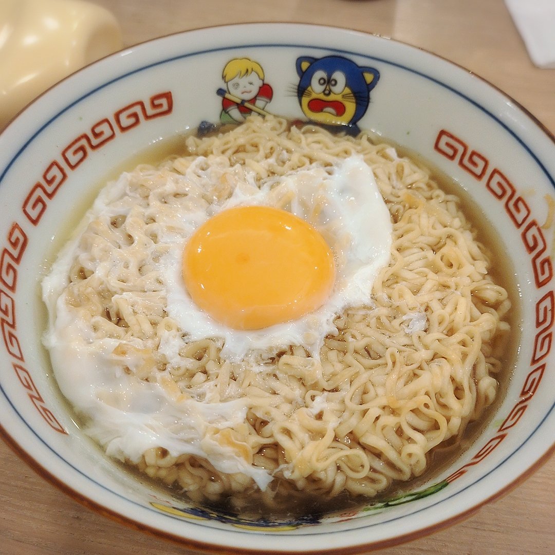 subaldayo's tweet photo. 久しぶりのチキンラーメン🍜

日本で買ったら5袋入りの定価が税込800円くらいになっててびっくらこいた😱

そりゃタイでも1500円以上するわ🥺

チキンラーメンは気軽に食べられるものではなくなってしまった…😢 https://t.co/F3n3b3uwAQ