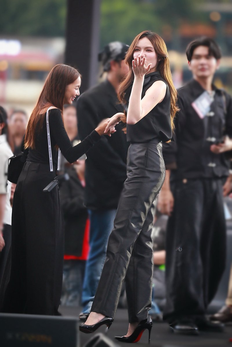 bmine_loveJ's tweet photo. ถ้าถามว่าโดนชาล็อตตกได้ไง แบบไม่แอ๊บคือหน้ากับหุ่นชีแค่นั้นเลยหน้านิ่งๆดุๆของชีนั้นแหละ
/อยู่ต่อเพราะทัศนคติส่วนตัว https://t.co/7lTMlZyiFi