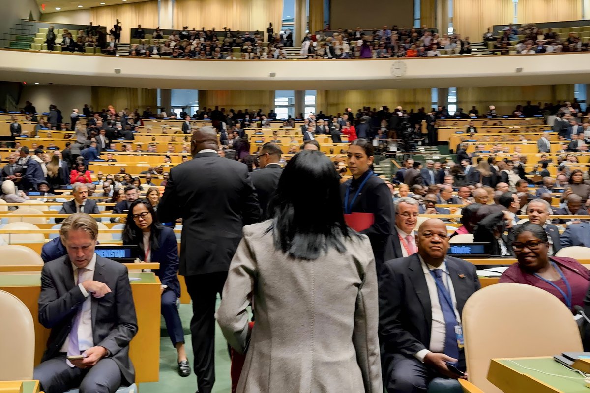 MirafloresAM's tweet photo. La presidenta de la República Bolivariana de Venezuela, Delcy Rodríguez Gómez, participa en el debate de alto nivel del 81º período de sesiones de la Asamblea General de la Organización de las Naciones Unidas (ONU), en la sede central del organismo en Nueva York, Estados Unidos. 

En el marco del lema de este 81.º período de sesiones y los debates centrados en recuperar la confianza en el multilateralismo, Venezuela reafirma su rol histórico y estratégico en la geopolítica mundial como potencia energética, impulsando la cooperación en materia de hidrocarburos, energías renovables y seguridad energética global como motores para el desarrollo de la región. 

Históricamente, el país ha mantenido un papel protagónico y constructivo en el seno del organismo, promoviendo la igualdad soberana de los Estados y la defensa irrestricta de la Carta de las Naciones Unidas.