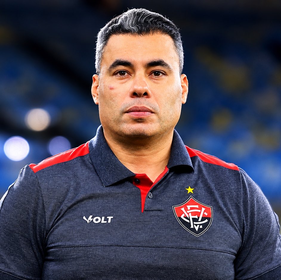 intervencaotv1's tweet photo. 🚨 “O INTER TEM QUE CONVENCER JAIR VENTURA”

👉 Em entrevista à ESPN, Fábio Mota, presidente do Vitória, afirmou que o contrato de Jair Ventura não prevê multa para saída e que uma negociação deve ser conduzida diretamente com o treinador.

🗣️ “No Vitória só fica quem quer ficar. (…) Se resolver ir pro Inter, é porque ele deixou de querer estar no Vitória. Ele vai com Deus, entendeu?”

O dirigente ressaltou que Jair segue no comando do clube baiano até que decida seu futuro.

📰 @espn