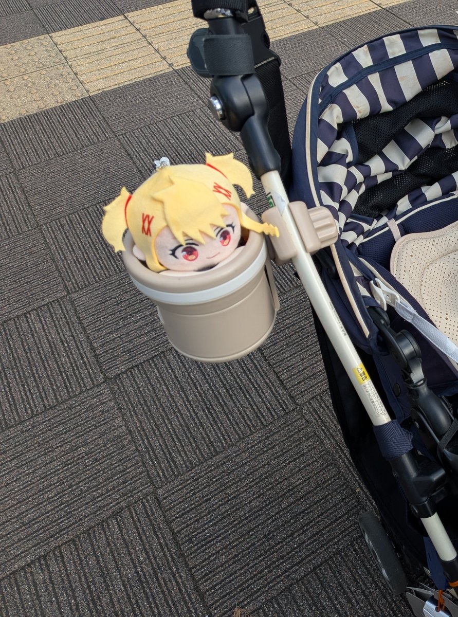 shinepost_lemon's tweet photo. 娘(0歳)と一緒に散歩する理王様 https://t.co/Qlf3C8S9yw