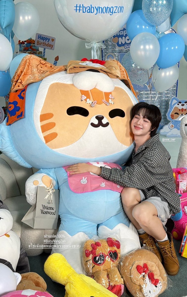 locallzeenew's tweet photo. แม่ลูกฉลองวันเกิดกันคุณพ่อติดภาระกิจไปแฟชั่นวีคที่มิลาน ค่ตจาเริ่ดอะ https://t.co/AQ8cSUFJck