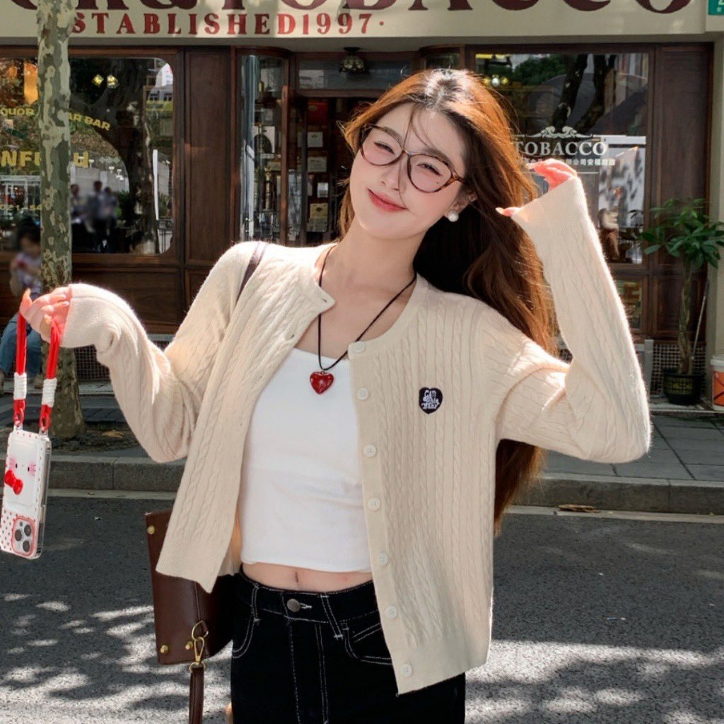 reviewtukyangg's tweet photo. ใครตามหาคาดิแกนหรือเสื้อน่ารักๆ ใส่ไปเรียนไปทำงาน ร้านนี้เลย ราคาดีด้วยค่า⭐️⭐️⭐️

พิกัดตัวแรก: https://t.co/0DbpVLRIBH
ตัวสอง: https://t.co/Fj5EYTDrcv

#ShopeeAffiliate #ShopeeTH #stylistshop https://t.co/yEdnGZg9BF