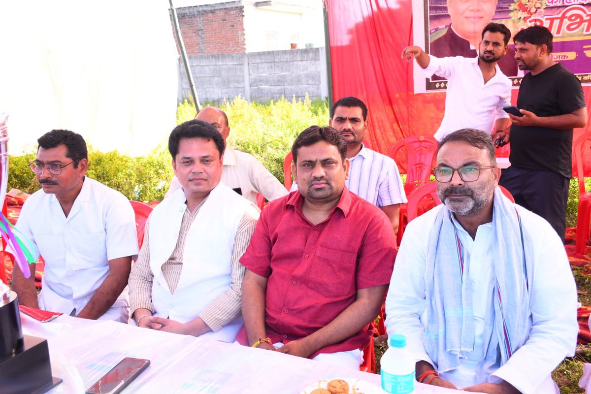 AjayLalluINC's tweet photo. लोकमाता अहिल्याबाई होलकर जी की स्मृति में छोटे भाई, जुझारू नेता संदीप पाल जी द्वारा आयोजित बांगरमऊ ग्रामीण क्रिकेट लीग के फाइनल मुकाबले में बतौर अतिथि हिस्सा लिया। फाइनल मुकाबले के विजेता - उपविजेता टीम को पुरस्कृत किया एवं खिलाड़ियों की हौसलाअफ़ज़ाई की। 

ग्रामीण अंचल में ऐसे आयोजनों से युवाओं के आत्मविश्वास को बल मिलता है। ऐसे आयोजन काबिलेतारीफ़ हैं।
