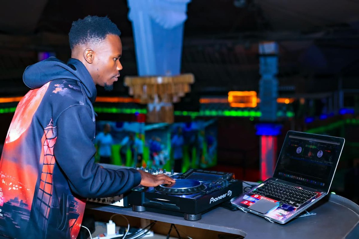 vdeejayFlex_KE's tweet photo. Just me, the music, and the vibe.

#fyp #musicislife https://t.co/Bd0kIa7MWx