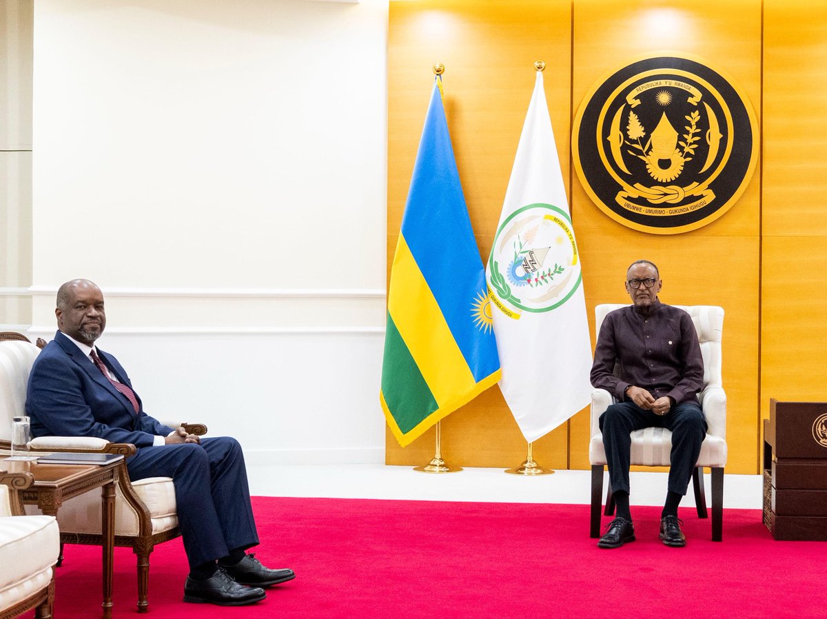 rbarwanda's tweet photo. Perezida Kagame yakiriye mu biro bye, Umuyobozi Mukuru w’Ikigega Mpuzamahanga cy’Imari, IMF, Dr. Regis O. N’Sonde, uhagarariye iki kigega mu Rwanda no mu bindi bihugu 22 bya Afurika, mu  Nama y’Ubutegetsi y’iki kigega.

 Umukuru w’Igihugu n’aba bashyitsi baganiriye ku bukungu bw’u Rwanda, iterambere ryabwo ndetse n’ubufatanye n’Ikigega IMF. #RBAAmakuru