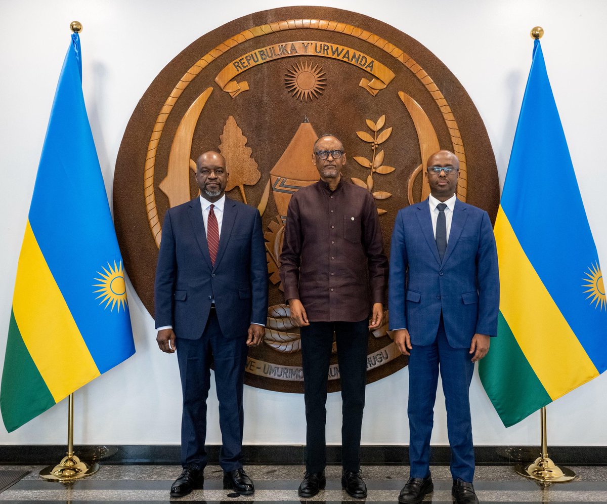 rbarwanda's tweet photo. Perezida Kagame yakiriye mu biro bye, Umuyobozi Mukuru w’Ikigega Mpuzamahanga cy’Imari, IMF, Dr. Regis O. N’Sonde, uhagarariye iki kigega mu Rwanda no mu bindi bihugu 22 bya Afurika, mu  Nama y’Ubutegetsi y’iki kigega.

 Umukuru w’Igihugu n’aba bashyitsi baganiriye ku bukungu bw’u Rwanda, iterambere ryabwo ndetse n’ubufatanye n’Ikigega IMF. #RBAAmakuru