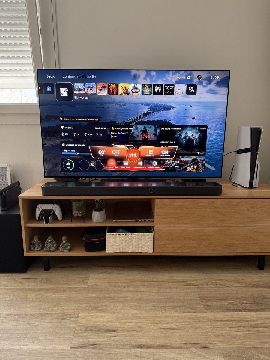 Ricqo's tweet photo. J’ai complètement craqué la semaine dernière pour le OLED LG G6, véritable monstre ! Qualité d’image (OLED), contraste et enfin une luminosité qui pète avec un anti-reflet au top, je suis fin prêt pour GTA VI ! 🎉 https://t.co/QSRZvXaAS2