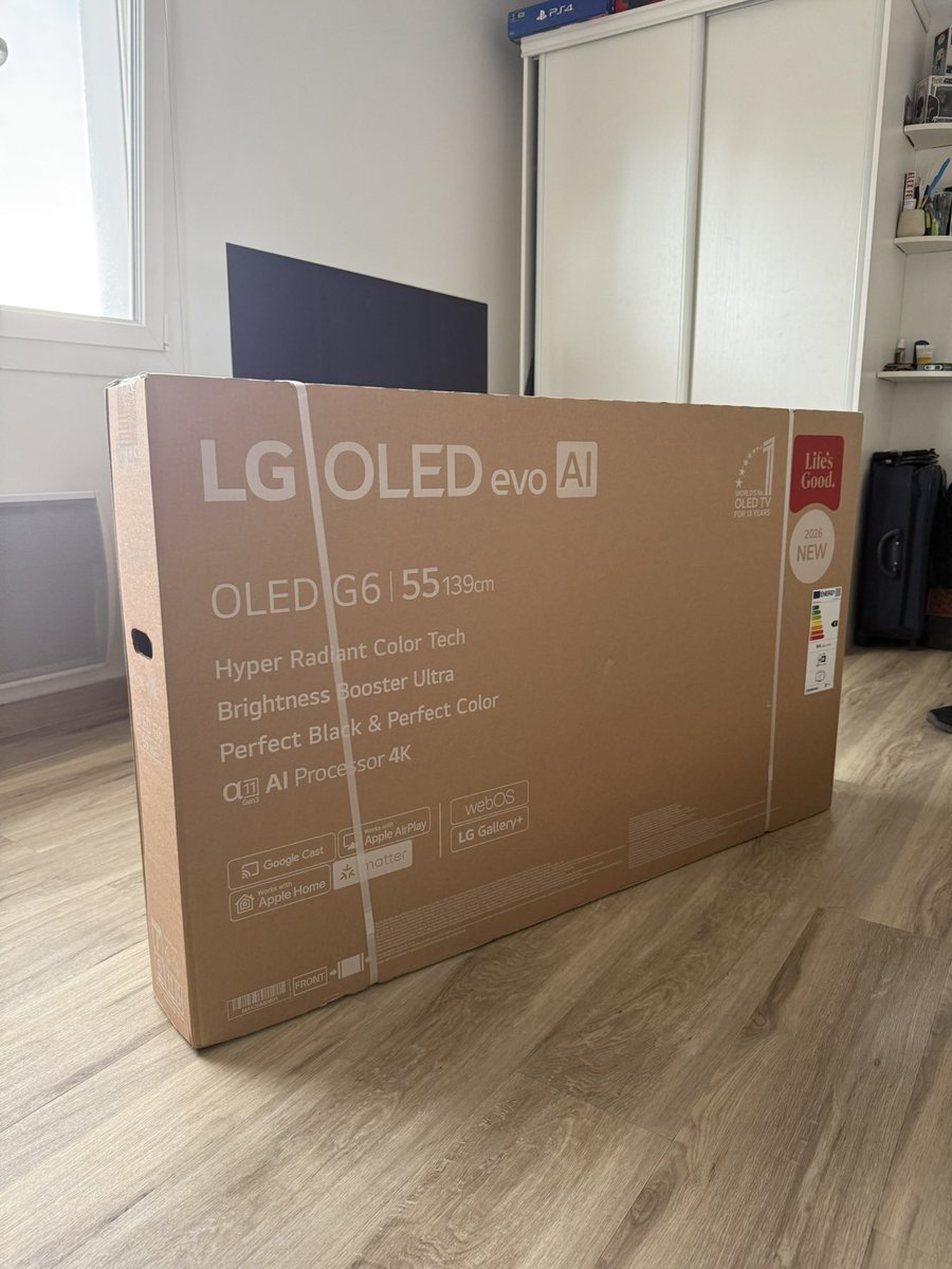 Ricqo's tweet photo. J’ai complètement craqué la semaine dernière pour le OLED LG G6, véritable monstre ! Qualité d’image (OLED), contraste et enfin une luminosité qui pète avec un anti-reflet au top, je suis fin prêt pour GTA VI ! 🎉 https://t.co/QSRZvXaAS2
