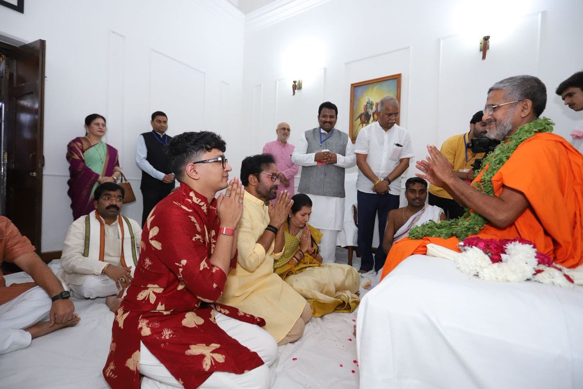 kishanreddybjp's tweet photo. Fortunate to have performed the ‘Pada Puja’ of His Holiness Jagadguru Sri Sri Vishwaprasanna Teertha Mahaswamiji, Peethadhipathi of Jagadguru Sri Madhwacharya Moola Maha Samsthana Sri Pejavara Adhokshaja Matha, Udupi and take his blessings on the sacred occasion of the 39th Chaturmasya Vrata, at my official residence in New Delhi.