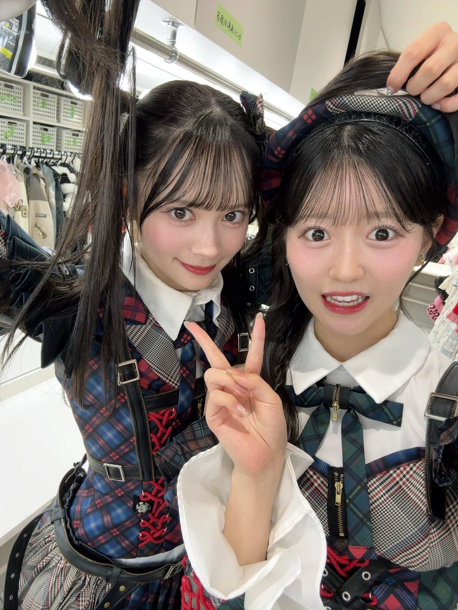 morieikou's tweet photo. itomomo looks like shes about to take flight here https://t.co/258yANR7vC