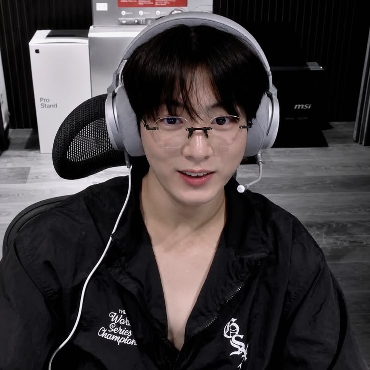 jikovelle's tweet photo. the glasses STAY on https://t.co/wNMwJ2wFNJ