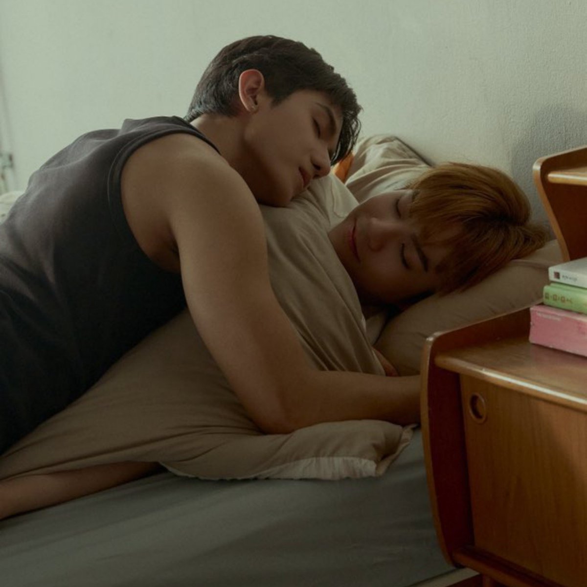 pttpnetjj's tweet photo. bear and cho from 30 days of us 🖤 https://t.co/SauQzrTeTn