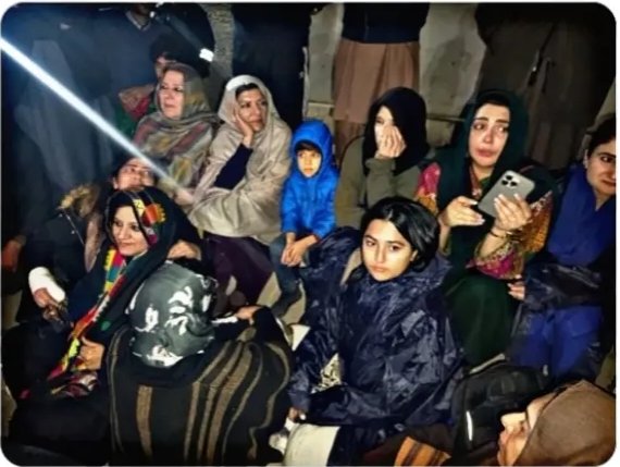 PTI__JAPAN's tweet photo. #ستمبر27_مارچ_ہو_کر_رہے_گا
#لانگ_مارچ_اٹل_ہے
first time ever Khan's sisters didn't
 show up at adiala to see their brother because all three of them have been abducted.💔 https://t.co/mYPrkmbKeZ