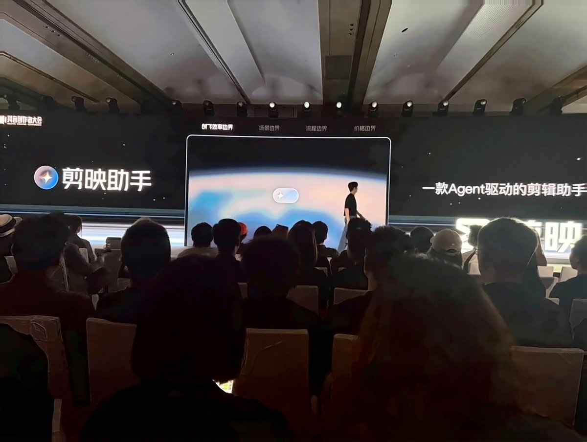 BBKing2002's tweet photo. 视频创作真正耗时的，往往不是剪辑本身，而是灵感、素材、改稿和发布之间不断切换。

剪映这次推出 AI 助手与创作 Hub：

• Agent 智能剪辑  
• 批量混剪  
• 视频扩写  
• 模板替换  
• 调用 Seedance 2.5

创作 Hub 还能把灵感整理、内容制作和发布串成一套流程，并支持自定义 Skill，把成熟的创作方法沉淀下来反复使用。

对需要持续产出视频的人来说，剪映开始从单一剪辑工具，变成更完整的创作工作台。