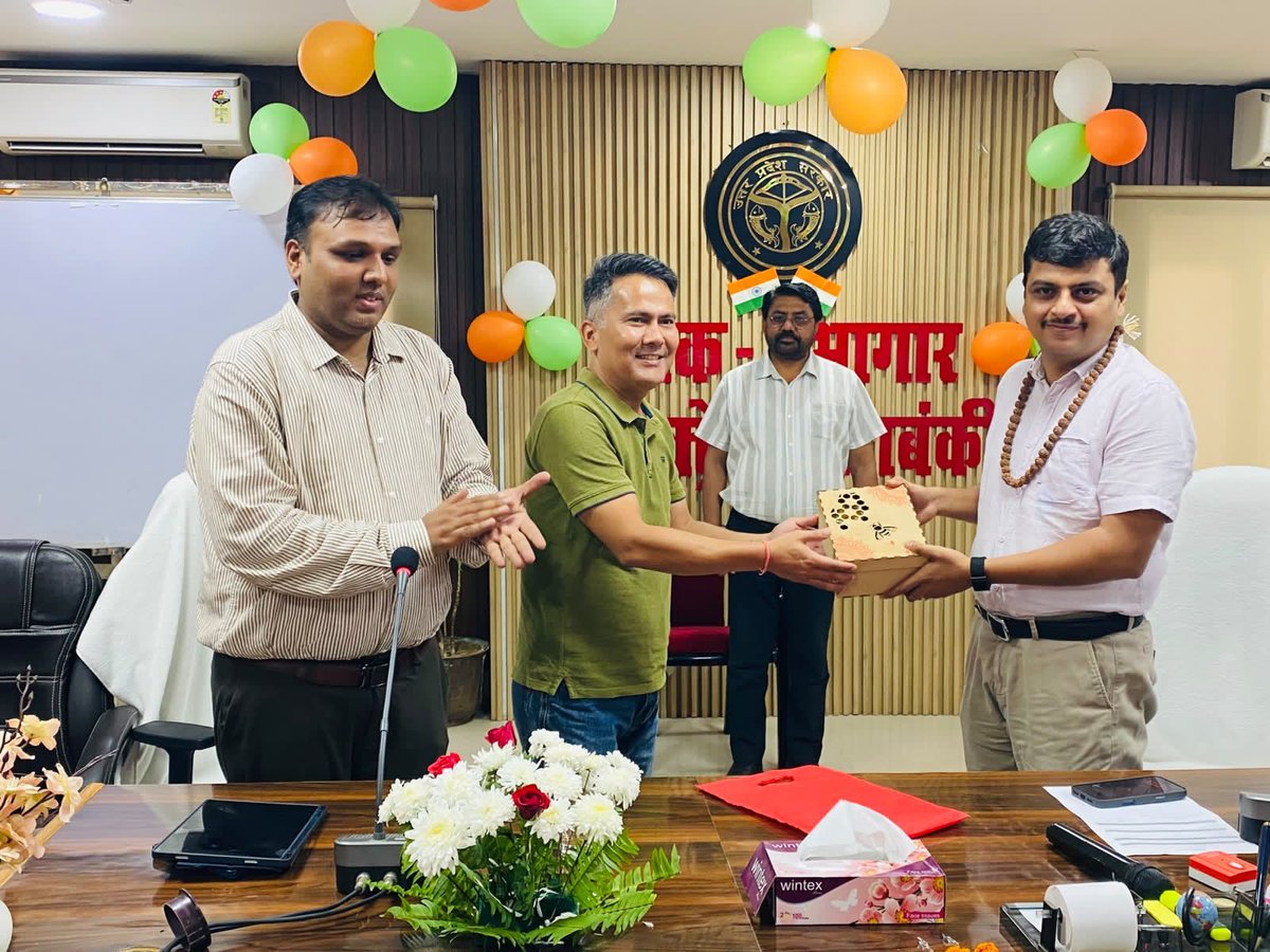 DM_Barabanki's tweet photo. जनपद में नेपाल के 22 प्रगतिशील मधुमक्खी पालक किसानों के एक्सपोजर विजिट के दौरान कलेक्ट्रेट स्थित लोक सभागार में प्रतिनिधिमंडल का स्वागत किया गया। प्रतिनिधिमंडल ने राजौली एवं हैदरगढ़ स्थित मधुमक्खी फार्मों का भ्रमण कर आधुनिक मधुमक्खी पालन, कॉलोनी प्रबंधन, शहद उत्पादन एवं प्रसंस्करण की तकनीकों की जानकारी प्राप्त की। भारत एवं नेपाल के किसानों के बीच तकनीकी ज्ञान एवं अनुभवों के आदान-प्रदान से मधुमक्खी पालन को और अधिक वैज्ञानिक एवं लाभकारी बनाने की दिशा में सहयोग को बढ़ावा मिलेगा।
@CMOfficeUP
@UPGovt
@InfoDeptUP