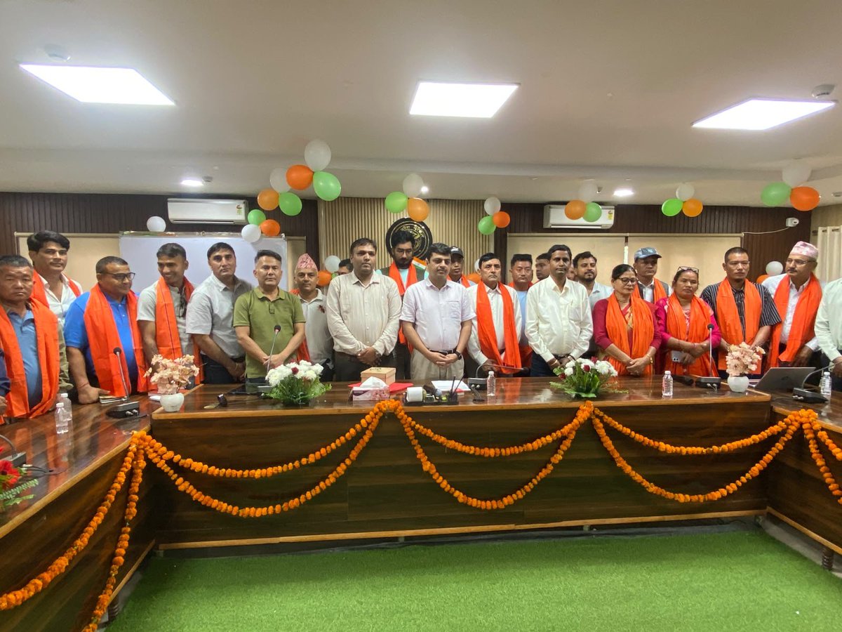 DM_Barabanki's tweet photo. जनपद में नेपाल के 22 प्रगतिशील मधुमक्खी पालक किसानों के एक्सपोजर विजिट के दौरान कलेक्ट्रेट स्थित लोक सभागार में प्रतिनिधिमंडल का स्वागत किया गया। प्रतिनिधिमंडल ने राजौली एवं हैदरगढ़ स्थित मधुमक्खी फार्मों का भ्रमण कर आधुनिक मधुमक्खी पालन, कॉलोनी प्रबंधन, शहद उत्पादन एवं प्रसंस्करण की तकनीकों की जानकारी प्राप्त की। भारत एवं नेपाल के किसानों के बीच तकनीकी ज्ञान एवं अनुभवों के आदान-प्रदान से मधुमक्खी पालन को और अधिक वैज्ञानिक एवं लाभकारी बनाने की दिशा में सहयोग को बढ़ावा मिलेगा।
@CMOfficeUP
@UPGovt
@InfoDeptUP