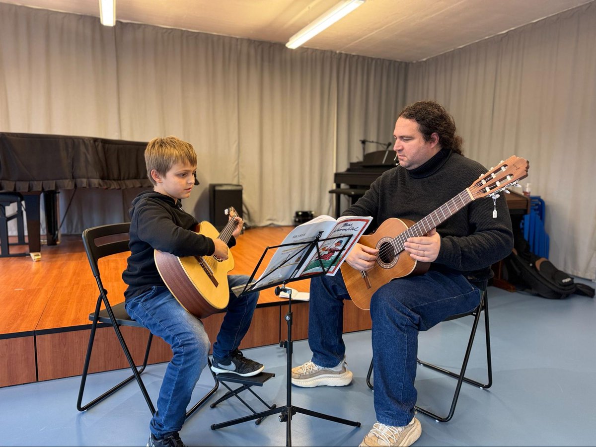 artscademia's tweet photo. 🎸 Musik darf auch einfach Spass machen

Beim Lernen sprechen wir oft über Konzentration, Disziplin und regelmässiges Üben. All das ist wichtig, aber Musik ist mehr als eine Aufgabe auf der To-do-Liste.

#MusikschuleBern #GitarreLernen #Musikunterricht #Bern #FreudeAnMusik https://t.co/kMejL2w5Zd