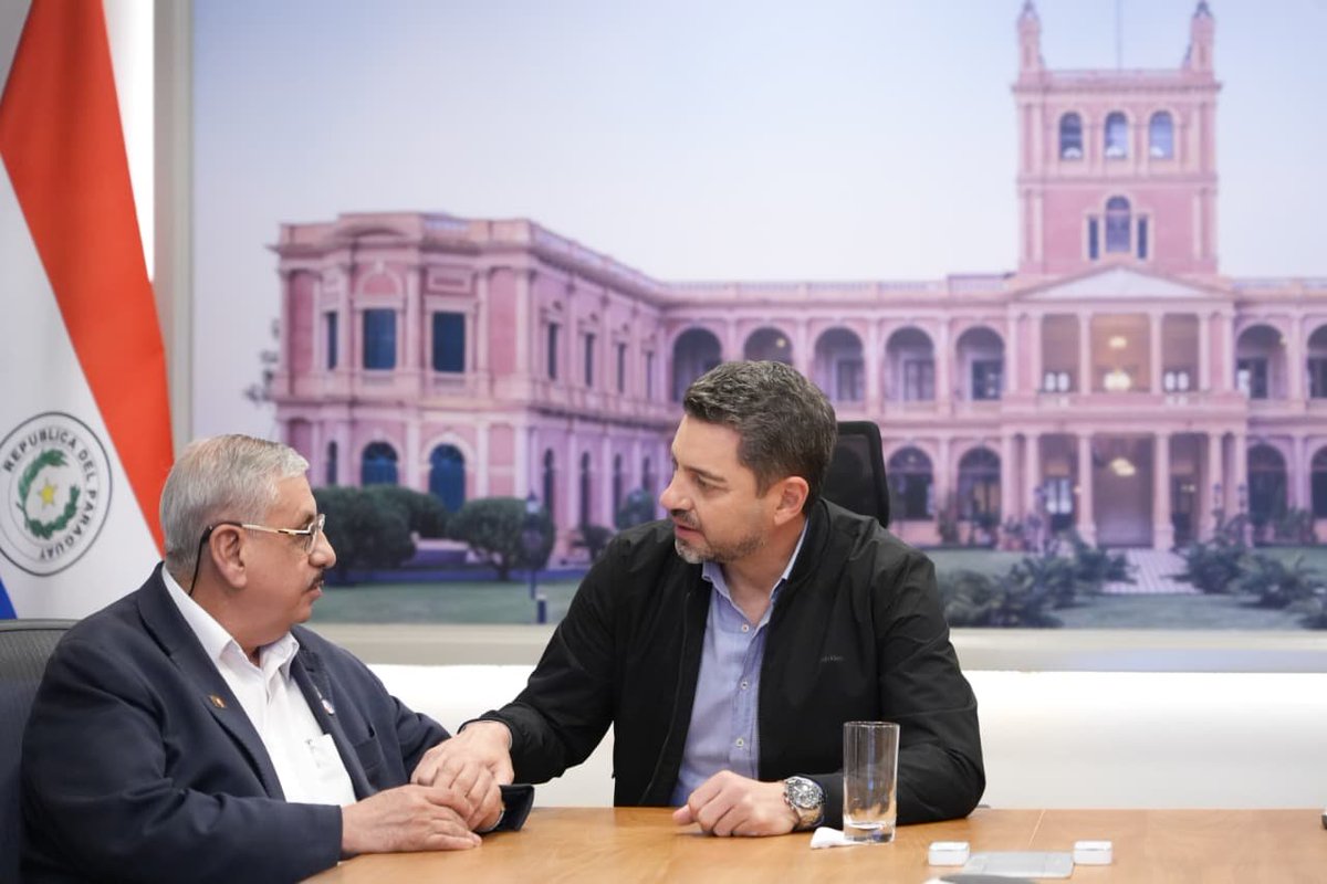NotiRealPy's tweet photo. 🏥 Salud e IPS refuerzan coordinación para mejorar medicamentos y atención a pacientes*

El presidente de la República en ejercicio, @AllianaPedro, mantuvo una reunión de trabajo con el ministro de Salud Pública y Bienestar Social, *Isaías Fretes*, y el presidente del Instituto de Previsión Social (IPS), *Derlis León*, para avanzar en una mayor coordinación entre ambas instituciones y mejorar la respuesta del sistema de salud a las necesidades de la población.

Tras el encuentro en Mburuvicha Róga, el ministro Fretes explicó que, por indicación del *presidente de la República, Santiago Peña*, se trabaja en la conformación de un *“frente único de salud”*, basado en la articulación de capacidades y servicios del Ministerio de Salud y el IPS, respetando las competencias y los recursos de cada institución.

Medicamentos y acceso a especialistas entre las prioridades.

Entre los principales ejes definidos se encuentran *mejorar la disponibilidad de medicamentos y avanzar hacia un sistema de agendamiento más eficiente*, de manera que los pacientes puedan acceder al especialista que necesitan sin realizar traslados innecesarios o llegar a los servicios sin encontrar disponibilidad para la consulta.

*“Tenemos que mejorar y llegar al objetivo de la cobertura total en el área de medicamentos”*, señaló Fretes. Agregó que también se fortalecerá la capacitación del personal médico en comunicación con los pacientes, especialmente en urgencias, terapia intensiva y otras áreas críticas.

Por su parte, el presidente del IPS, *Derlis León*, señaló que la coordinación dará continuidad a procesos iniciados anteriormente y permitirá concentrar esfuerzos en mejorar la experiencia de los pacientes. Indicó que una de las prioridades es fortalecer el abastecimiento para que las personas *encuentren los medicamentos que necesitan al acudir a los servicios*.

Complementación de servicios.

Las autoridades aclararon que la iniciativa *no implica una unificación del Ministerio de Salud y el IPS*, sino profundizar la complementación que ambas instituciones ya desarrollan mediante convenios y cooperación en infraestructura, especialistas y determinados servicios, sin comprometer los recursos destinados a los asegurados de la previsional.

Fretes explicó que esta articulación será especialmente importante ante la incorporación de nuevos hospitales y en zonas donde existe menor disponibilidad de especialistas. El objetivo es *aprovechar de manera coordinada los recursos humanos y la capacidad instalada de ambas redes*, ampliando la respuesta sanitaria y mejorando la atención a la ciudadanía.