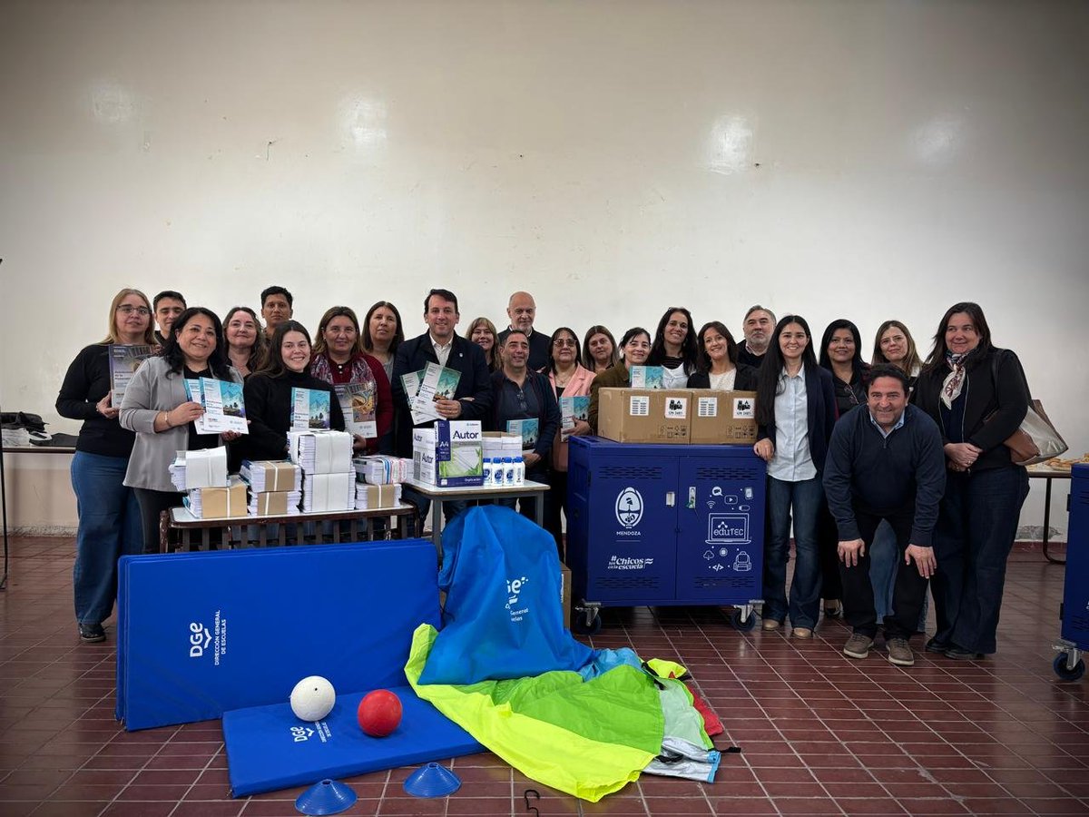 TadeoGZ's tweet photo. Llegamos al 100% de las escuelas de Santa Rosa y La Paz con EDUTEC. 💻

Con esta entrega completamos la cobertura de carros tecnológicos en ambos departamentos sumando dispositivos y herramientas de Inteligencia Artificial a las propuestas de enseñanza.

Además, entregamos 1.813 libros para primaria y secundaria, 16 cajas de alfabetización y 2 kits de psicomotricidad, llegando tambien a instituciones de Educación Especial y Escuelas Albergue.