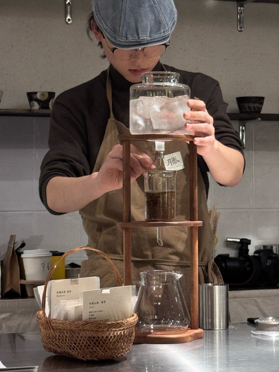 OneidaWaspq67k's tweet photo. Just tried the new neighborhood zero-waste café—every coffee’s served in plant-based cups, and the barista remembered my go-to oat latte order on my first visit. Game-changer for small city vibes!， https://t.co/1vxPY0zNuj